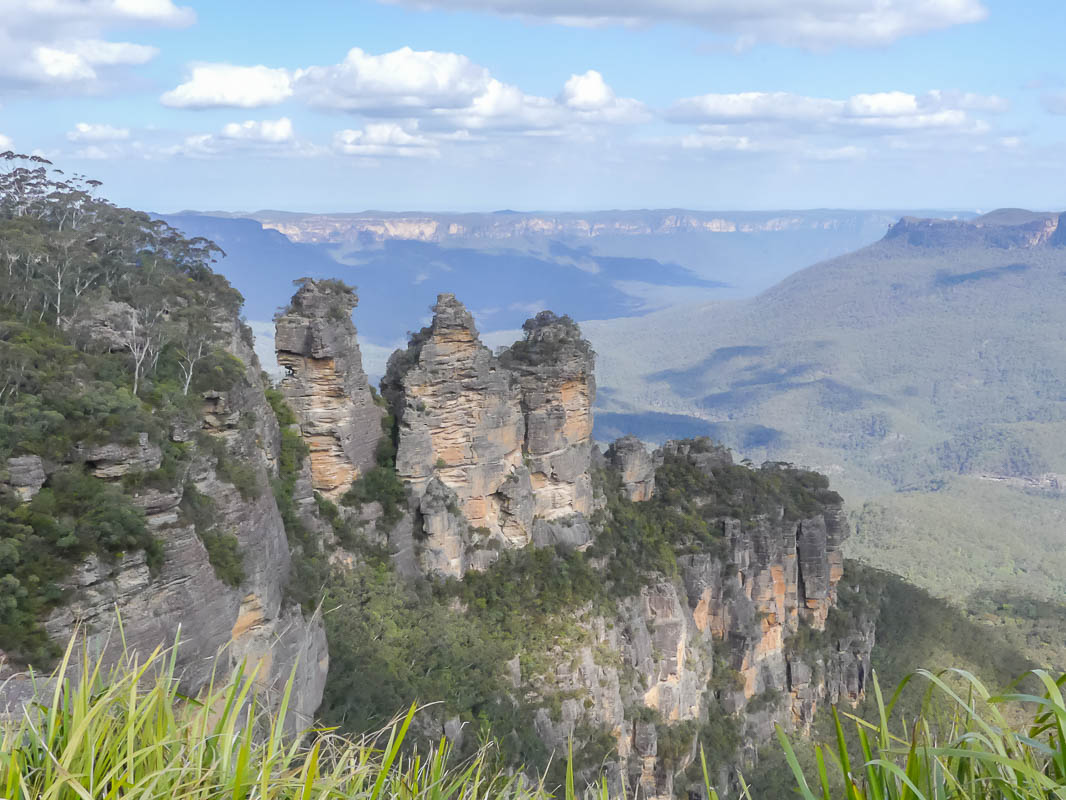 Just a short drive from Sydney you'll find the stunning Blue Mountains National Park. Want to know how to have the best couple of days here? Find out here!